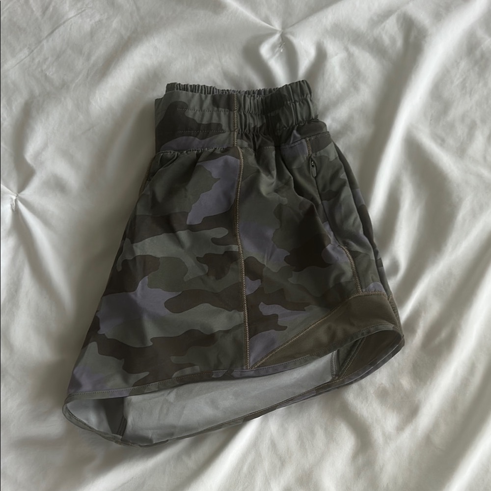 Camouflage Lululemon Hotty Hot Low rise 4 inch shorts
